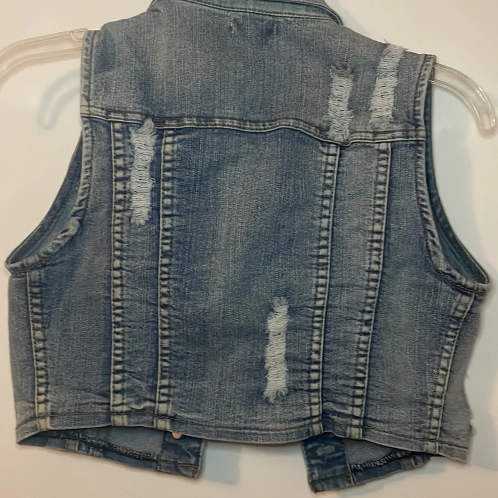 - $11 was $20 ChiQle distressed jean jacket medium wash size small 90’s